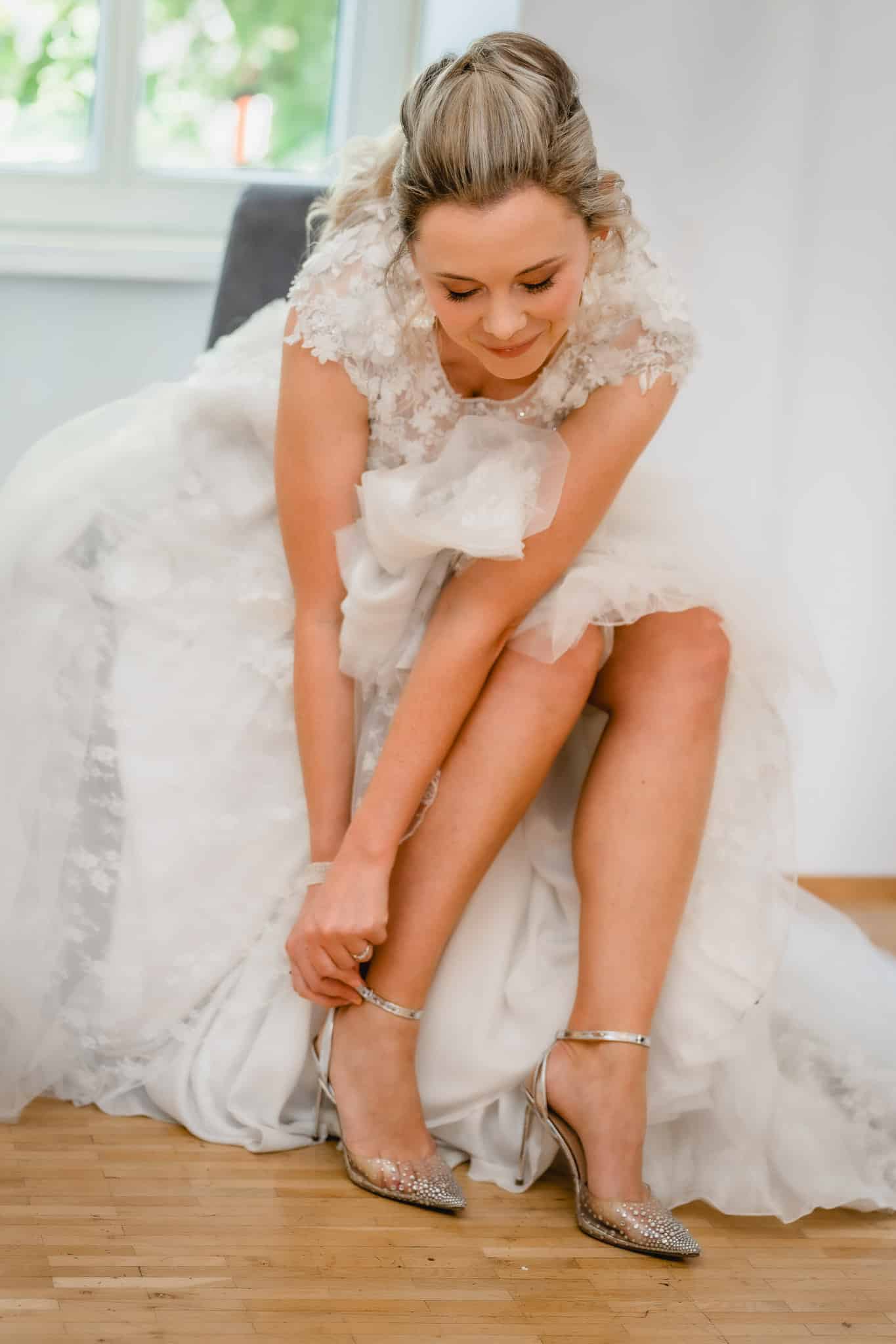 Braut zieht sich die Schuhe an